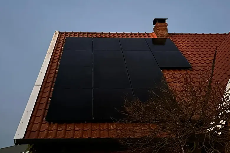 Photovoltaikanlage von Ailutec: Kompakte Anlage auf Ziegeldach