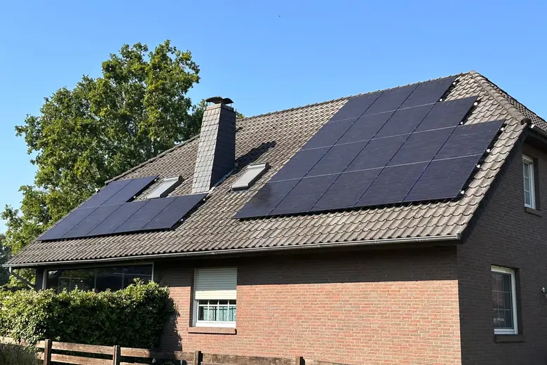 Einfamilienhaus mit Full-Black-Solaranlage von Ailutec
