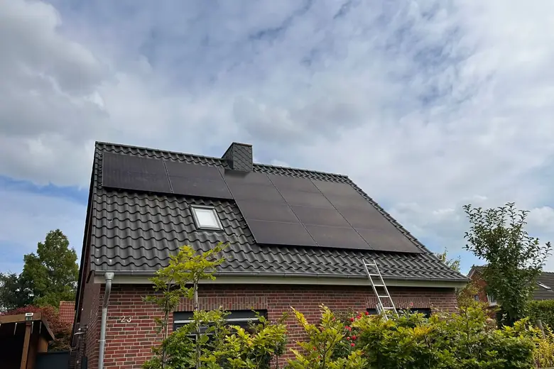 Photovoltaikanlage von Ailutec: Full-Black auf dunklem Dach