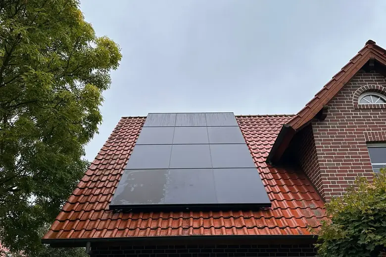 Photovoltaikanlage von Ailutec: Symmetrisch unter dem First