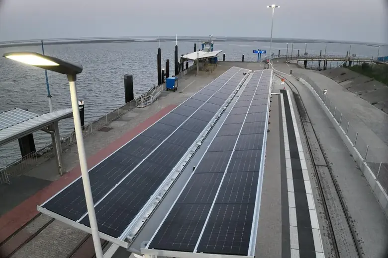 Photovoltaikanlage von Ailutec: Hafenanlage von oben