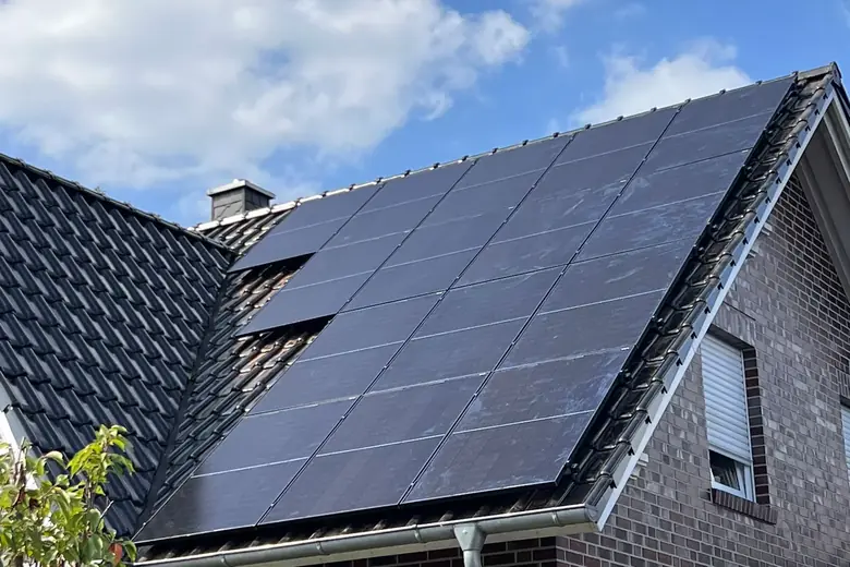 Photovoltaikanlage von Ailutec: Klinker trifft Full-Black