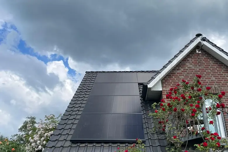 Photovoltaikanlage von Ailutec: Klinkerhaus mit Rosengarten