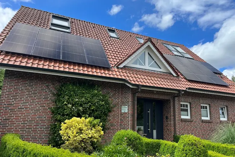 Photovoltaikanlage von Ailutec: Klinkerhaus mit Zwerchgiebel