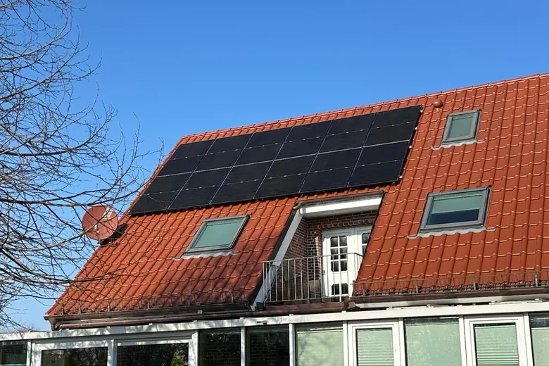 Photovoltaikanlage von Ailutec: Rotes Ziegeldach mit Gauben