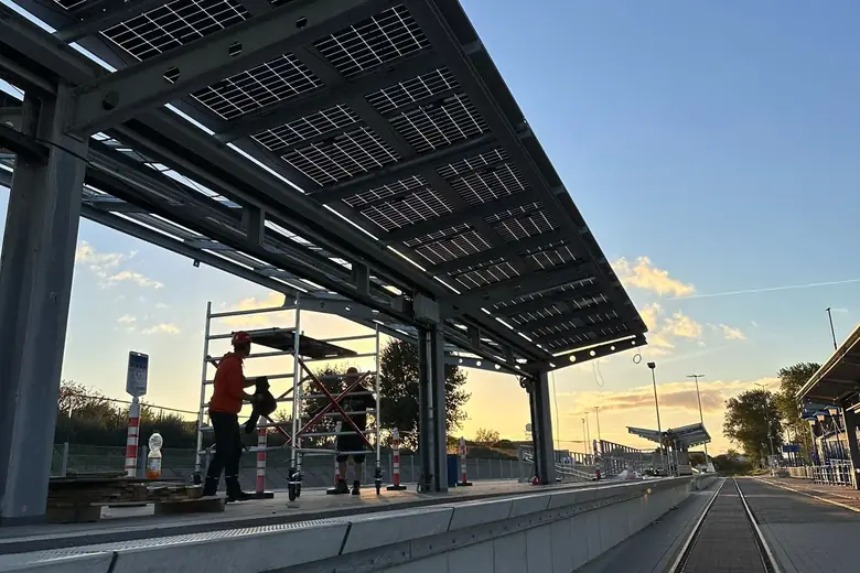 Photovoltaikanlage von Ailutec: Solar-Überdachung am Bahnsteig