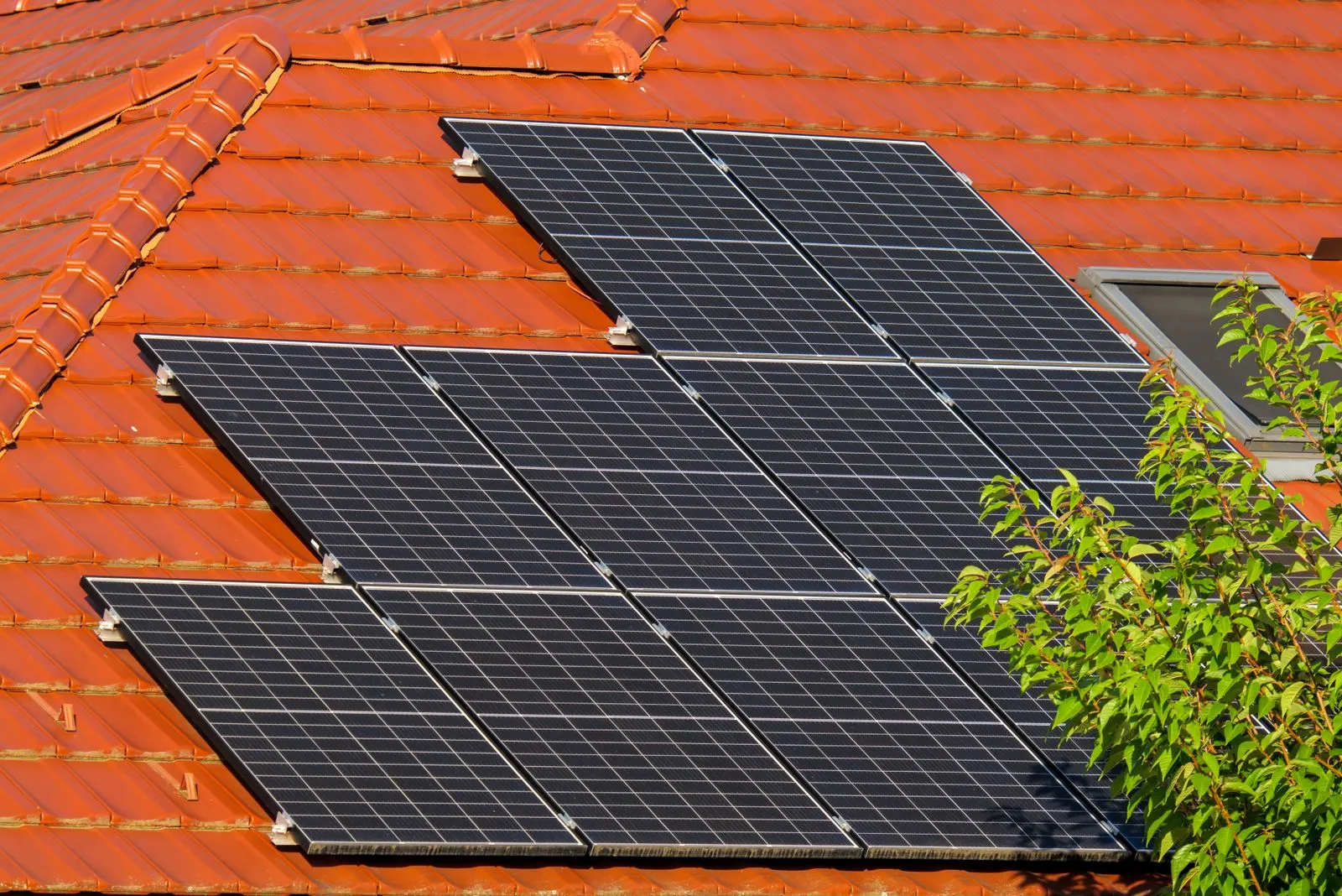 Solarmodule auf einem roten Ziegeldach