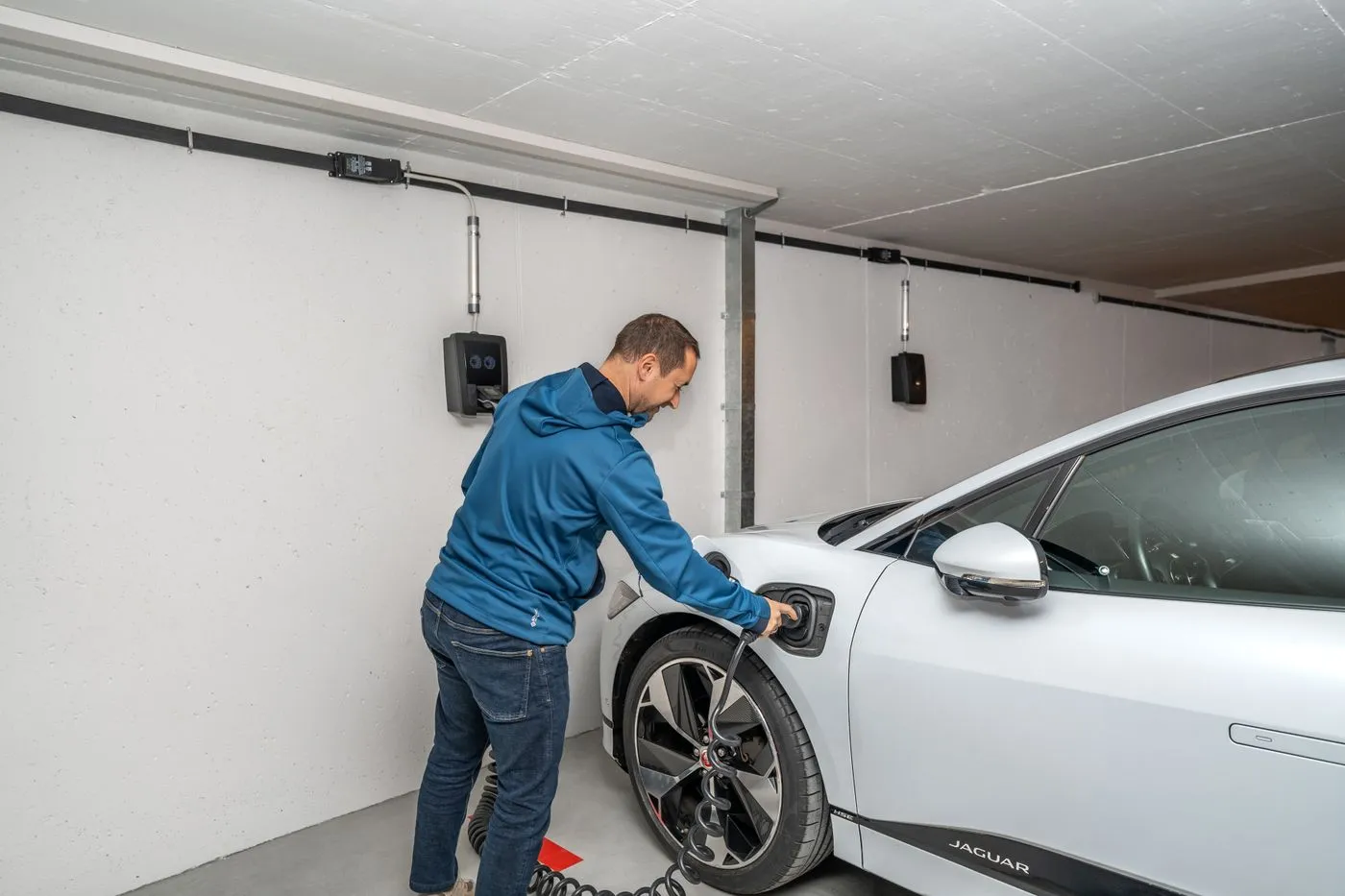 E-Auto wird an einer Wallbox in der Garage geladen